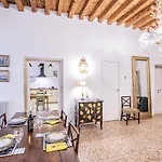 Ca\' San Beneto Completely Refurbished In A Fabulously Central Area